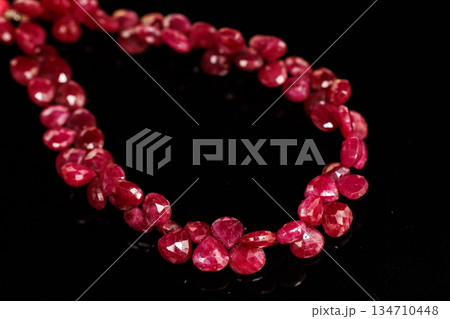 ナチュラルルビー マロンカット ビーズ 連材 天然石 黒背景 ハンドメイド素材 ナチュラルルビー マロンカット ビーズ 連材 天然石 黒背景 ハンドメイド素材 134710448