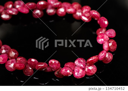 ナチュラルルビー マロンカット ビーズ 連材 天然石 黒背景 ハンドメイド素材 134710452