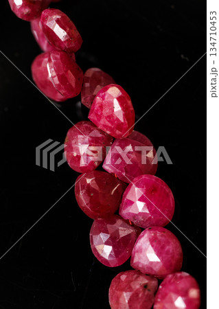 ナチュラルルビー マロンカット ビーズ 連材 天然石 黒背景 ハンドメイド素材 134710453