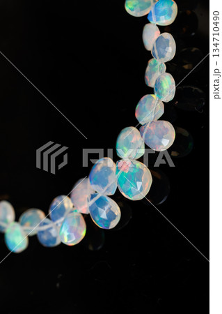 エチオピアオパール ドロップカット 遊色 連材 天然石 黒背景 素材 134710490
