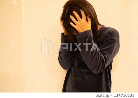 頭を抱える女性 頭を抱える女性 134710539