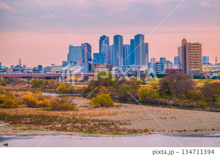 日本の東京都市景観年の瀬。冬景色の多摩川や武蔵小杉駅前のタワーマンション群などを望む＝23日 134711394