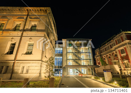 大阪中之島の夜景 大阪府立中之島図書館の新館 大阪中之島の夜景 大阪府立中之島図書館の新館 134711401