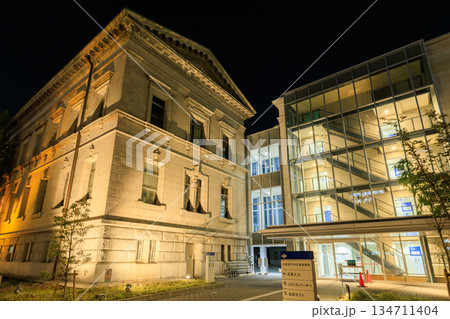 大阪中之島の夜景 大阪府立中之島図書館の新館 大阪中之島の夜景 大阪府立中之島図書館の新館 134711404