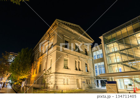 大阪中之島の夜景 大阪府立中之島図書館の新館 大阪中之島の夜景 大阪府立中之島図書館の新館 134711405