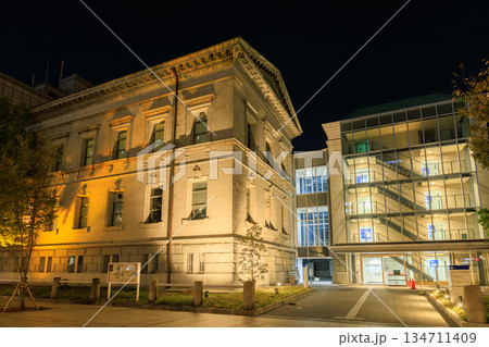 大阪中之島の夜景　大阪府立中之島図書館の新館 134711409