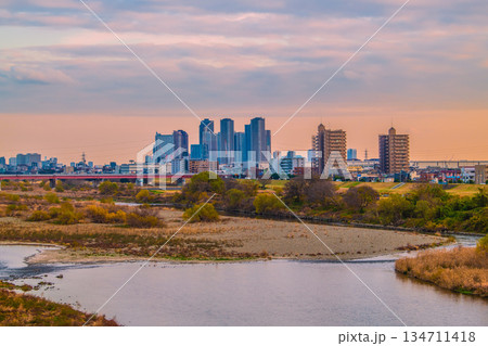 日本の東京都市景観年の瀬。冬景色の多摩川や武蔵小杉駅前のタワーマンション群。新たな時代へ＝23日 134711418