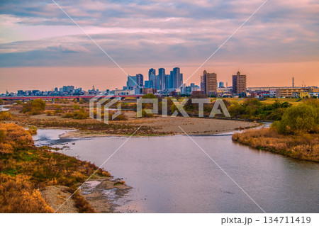 日本の東京都市景観年の瀬。冬景色の多摩川や武蔵小杉駅前のタワーマンション群。新たな時代へ＝23日 134711419