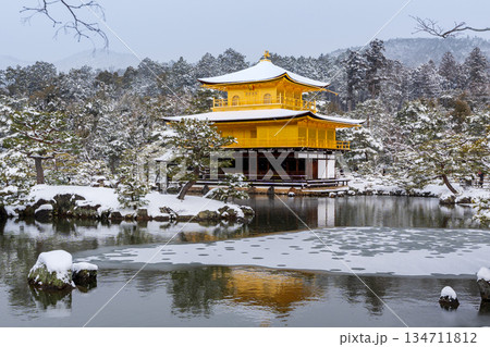 雪化粧した金閣寺と鏡湖池の冬の絶景。京都市、京都府、日本 134711812
