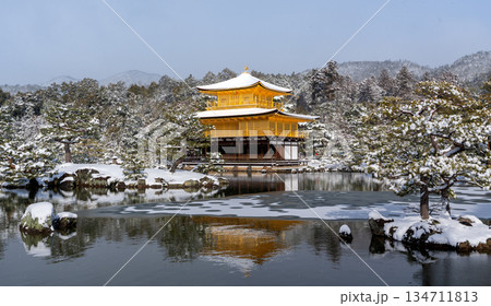 雪化粧した金閣寺と鏡湖池の冬の絶景。京都市、京都府、日本 雪化粧した金閣寺と鏡湖池の冬の絶景。京都市、京都府、日本 134711813