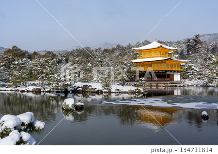 雪化粧した金閣寺と鏡湖池の冬の絶景。京都市、京都府、日本 134711814