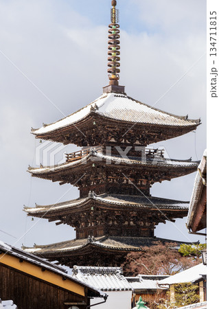 雪の法観寺八坂の塔と東山の街並み。京都市、京都府、日本 134711815