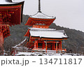 雪に覆われた清水寺の仁王門と三重塔。京都市、京都府、日本 雪に覆われた清水寺の仁王門と三重塔。京都市、京都府、日本 134711817