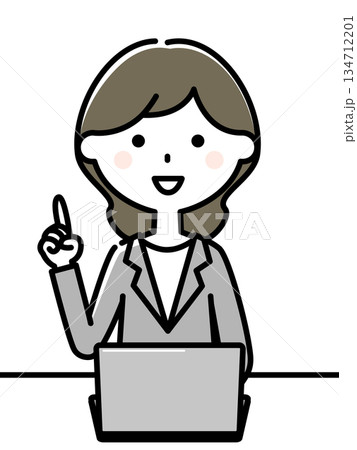 パソコンの前で指さしするスーツの女性 134712201