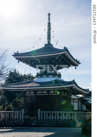明るい真っ青な快晴の空の下の護国寺の歴史的な木造の建物 多宝塔 明るい真っ青な快晴の空の下の護国寺の歴史的な木造の建物 多宝塔 134712599