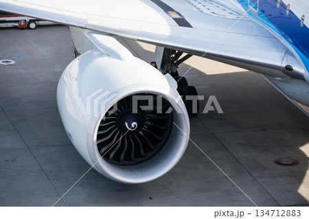 明るい日差しの下の真っ白な機体の大型飛行機 東京の羽田空港にて 明るい日差しの下の真っ白な機体の大型飛行機 東京の羽田空港にて 134712883