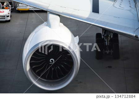 明るい日差しの下の真っ白な機体の大型飛行機 東京の羽田空港にて 明るい日差しの下の真っ白な機体の大型飛行機 東京の羽田空港にて 134712884
