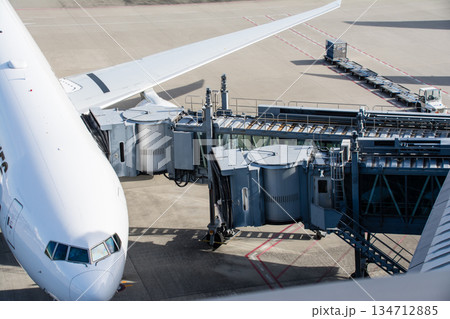 明るい日差しの下の真っ白な機体の大型飛行機　東京の羽田空港にて 134712885