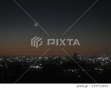 12月の街の夜明けと有明の月（20251218054655） 134713842