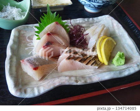 漁師の営む食事処で頂く腰越沖の地魚…『刺身定食』 134714085