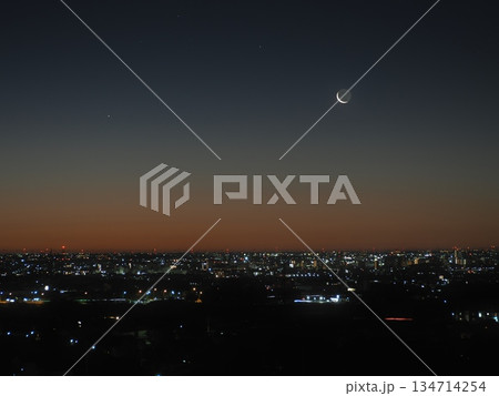 12月の街の夜明けと空（20251218054655） 134714254