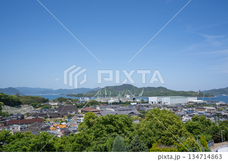 高台から見た、瀬戸内海の造船の街 高台から見た、瀬戸内海の造船の街 134714863