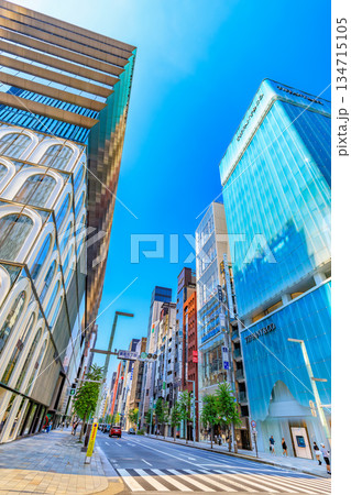 東京　中央区　銀座の都市風景　銀座五丁目交差点付近 134715105