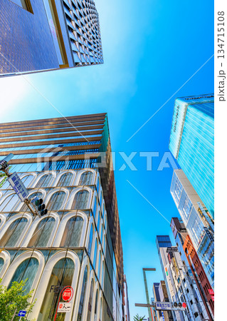 東京　中央区　銀座の都市風景　銀座五丁目交差点付近 134715108