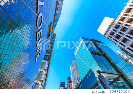 東京　中央区　銀座の都市風景　銀座五丁目交差点付近 134715109