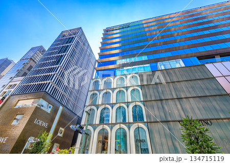 東京　中央区　銀座の都市風景　銀座五丁目交差点付近 134715119