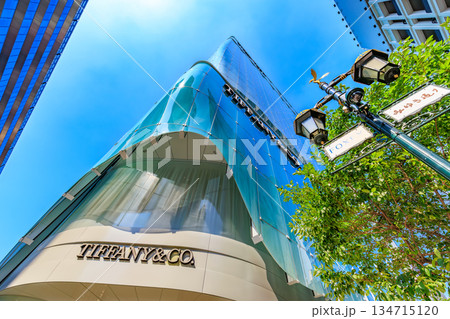東京　中央区　銀座の都市風景　銀座五丁目交差点付近 134715120