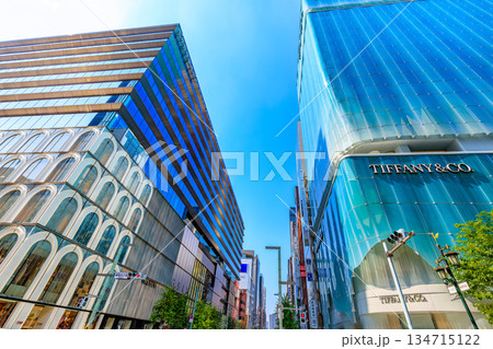 東京　中央区　銀座の都市風景　銀座五丁目交差点付近 134715122