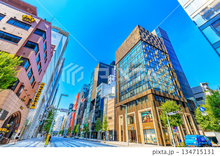 東京　中央区　銀座の都市風景　銀座六丁目交差点付近 134715131