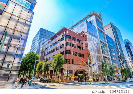 東京　中央区　銀座の都市風景　銀座六丁目交差点付近 134715135