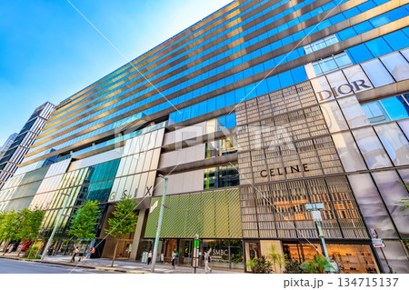 東京　中央区　銀座の都市風景　銀座六丁目交差点付近 134715137