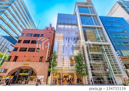 東京　中央区　銀座の都市風景　銀座六丁目交差点付近 134715139