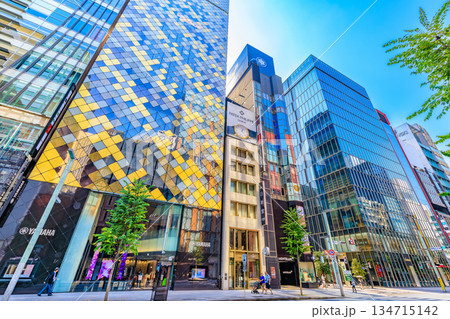 東京　中央区　銀座の都市風景　銀座七丁目交差点付近 134715142