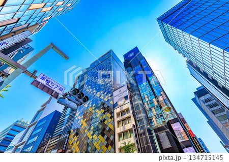 東京　中央区　銀座の都市風景　銀座七丁目交差点付近 134715145