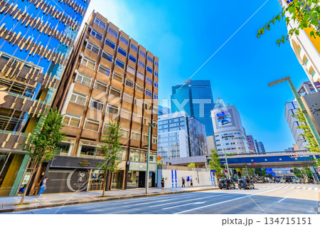 東京　中央区　銀座の都市風景　銀座八丁目交差点付近 134715151