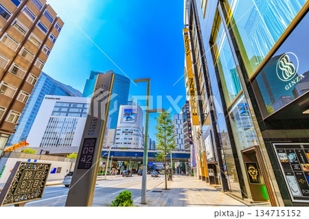 東京　中央区　銀座の都市風景　銀座八丁目交差点付近 134715152