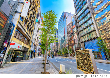 東京　中央区　銀座の都市風景　銀座八丁目交差点付近 134715153