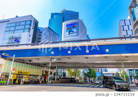 東京　中央区　銀座の都市風景　銀座八丁目交差点付近 134715159