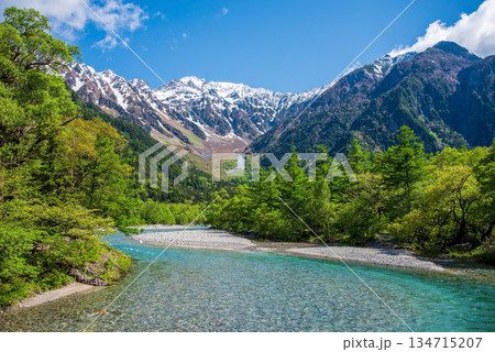 さわやか上高地『清流梓川と穂高連峰』《長野県 松本市》 134715207