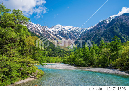さわやか上高地『清流梓川と穂高連峰』《長野県 松本市》 134715208