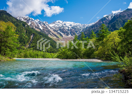 さわやか上高地『清流梓川と穂高連峰』《長野県 松本市》 134715225