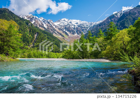 さわやか上高地『清流梓川と穂高連峰』《長野県 松本市》 134715226
