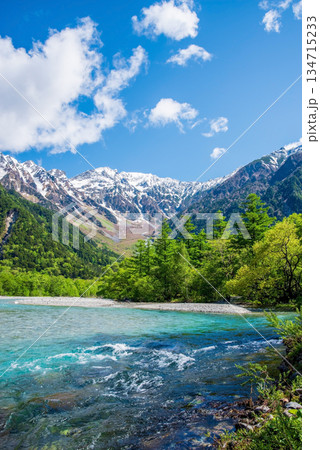 さわやか上高地『清流梓川と穂高連峰』《長野県 松本市》 134715233