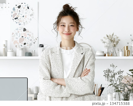 明るいオフィスで仕事に取り組む女性のビジネスイメージ 134715388