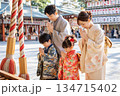 家族で初詣をする日本の正月風景 134715402
