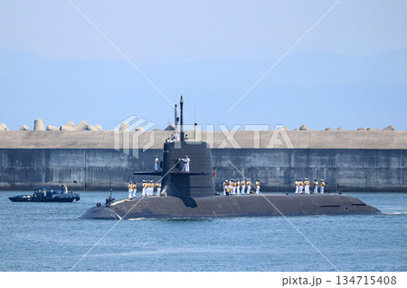 タグボートに押されている潜水艦 134715408